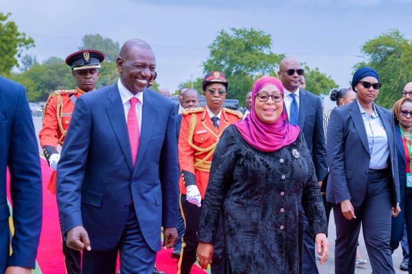 Rais Samia Aongoza Mapokezi ya Kihistoria Kumkaribisha Rais Ruto Ikulu (Picha +Video)
