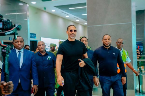 Gwiji Wa Soka Rio Ferdinand Aelekea Dodoma Kwa Treni ya Kisasa ya SGR