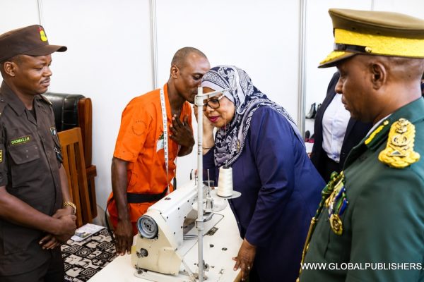 Rais Samia Atembelea Gereza la Ukonga, Akutana na Wafungwa (Picha + Video)