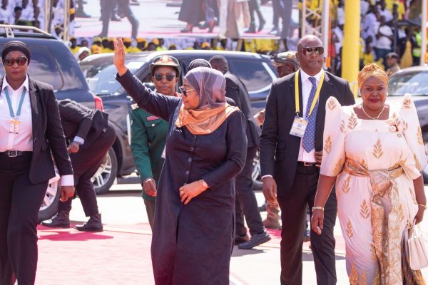 Rais Samia Ahudhuria Sherehe za Kuapishwa kwa Museveni Uganda (Picha +Video)