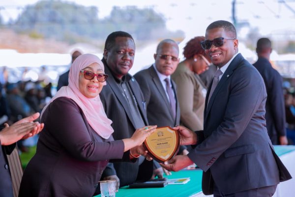 Wafanyakazi wa Nmb Walivyoadhimisha Mei Mosi Njombe, Wapokea Tuzo kama Mdhamini