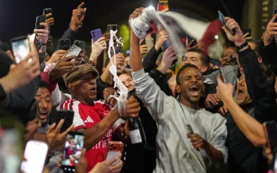 Tazama Shangwe la Mashabiki wa Arsenal Baada ya Kusubiri kwa Miaka 22 – Picha 13 - Global Publishers