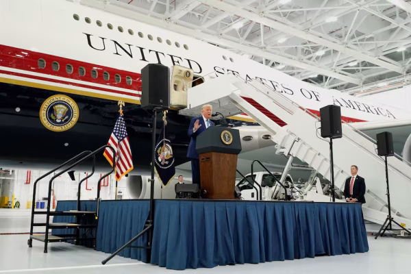 Trump Azindua Air Force One Mpya Kutoka Qatar yenye Muonekano Mpya wa Kifahari -(Picha +Video)
