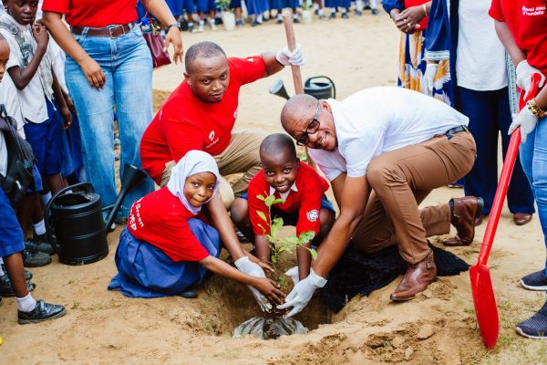 Airtel Yaungana na Serikali Kupanda miti Bagamoyo na Kusafisha Fukwe Dar