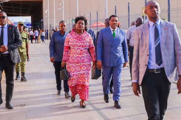Waziri Mkuu Mwigulu Nchemba Asafiri kwa SGR Kutoka Dodoma hadi Dar – Picha