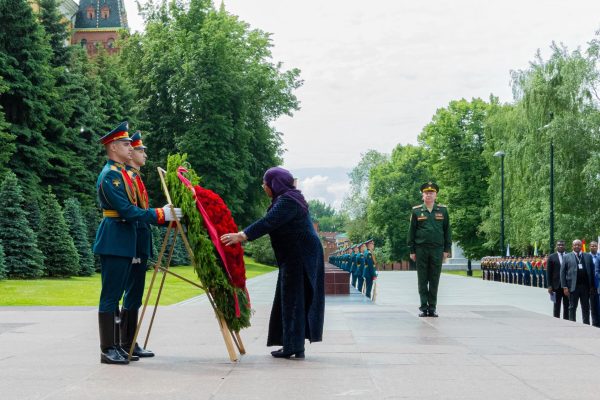 Rais Samia Aweka Shada la Maua Kaburi la Askari Asiyejulikana Moscow