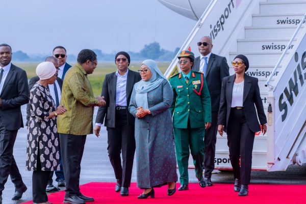 Rais Samia Arejea Tanzania Kutoka Ziara ya Urusi, Makamu wa Rais Ampokea (Picha +Video)