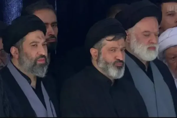 Watoto wa Ali Khamenei Waonekana Mazishini, Mojtaba Azuiwa kwa Sababu za Usalama