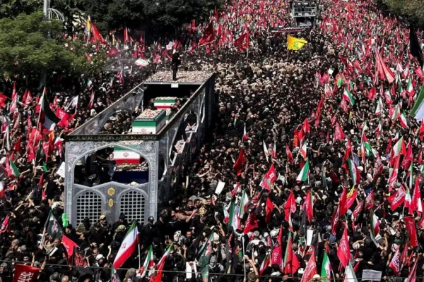 Maelfu Wafurika Mitaani Tehran Kuaga Mwili wa Ayatollah Ali Khamenei- (Picha +Video)