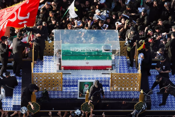 Mwili wa Ali Khamenei Wawasili Iraq, Maelfu Washiriki Msafara wa Mazishi