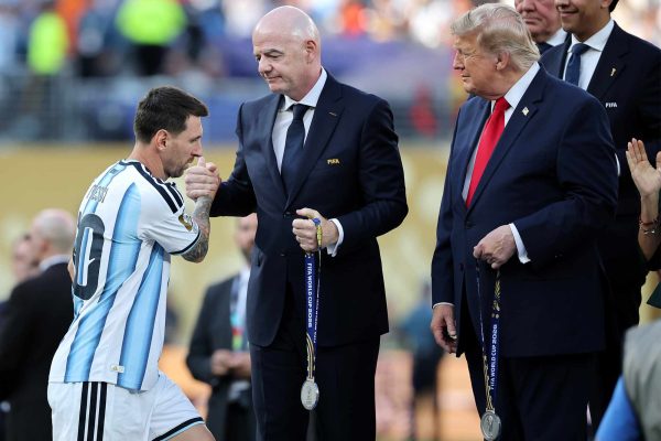 Mashabiki Wamzomea Donald Trump Kabla ya Kukabidhi Kombe la Dunia 2026