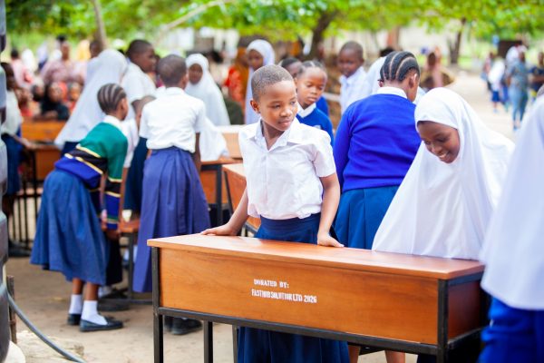 Wanafunzi Shule ya Msigi Goba Matosa Wapokea Msaada wa Madawati