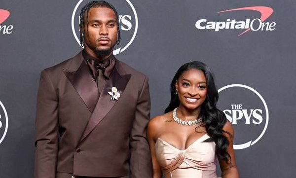 Malkia wa Olimpiki Simone Biles Aangaza ESPY kwa Gauni la Kipekee