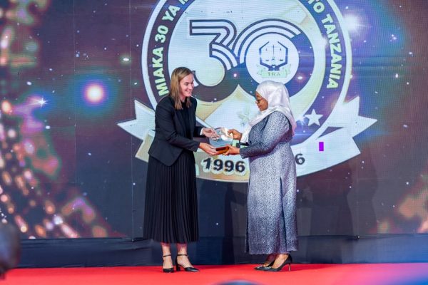 Rais Samia Aitunuku TBL Tuzo ya Walipakodi Bora Sekta ya Uzalishaji