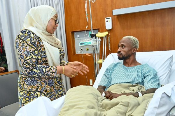 Rais Samia Awajulia Hali Sheikh Rashid na Pacome Hospitali ya Aga Khan Dar – Picha