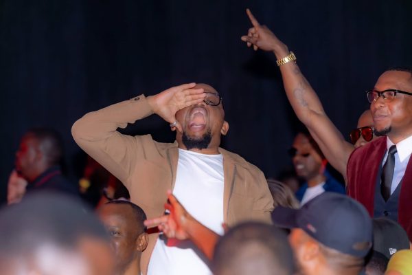 Mwana FA Aimba na Mashabiki Katika Maadhimisho ya Miaka 30 ya Bongo Fleva