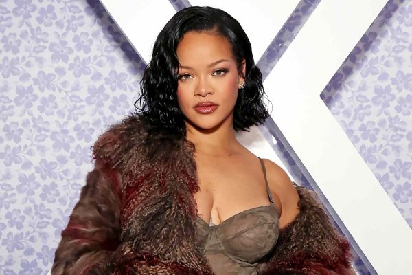 Rihanna Awarudisha Watoto Wake Kwenye Mtaa Aliokulia