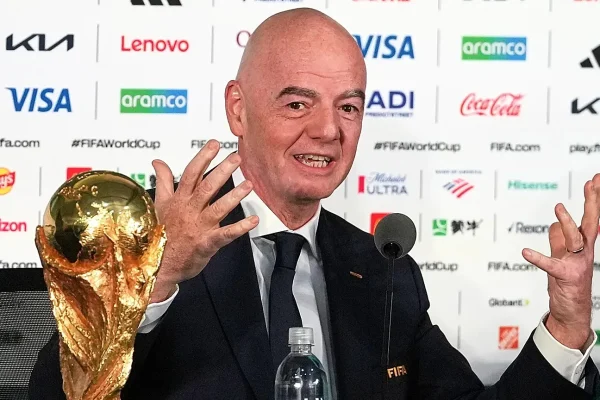 Infantino Aomba Radhi, Aendelea Kuaminiwa Licha ya Ukosoaji wa UEFA