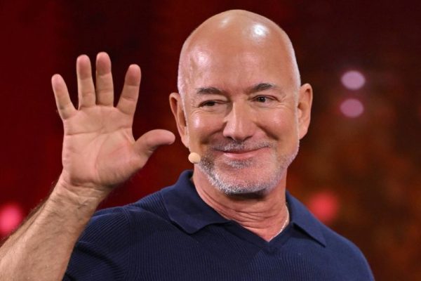 Jeff Bezos Avamia Soka England, Liverpool Yatajwa Kwenye Dili la trilioni