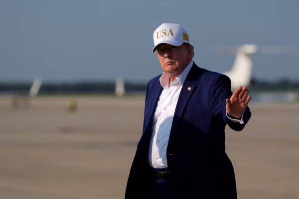 Trump Ahamishwa Kwa Siri Kwenye Ndege Nyingine Kupitia Gari La Chakula Baada Ya Tishio La Kuuawa