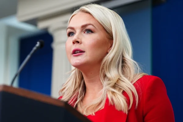 Karoline Aondoka White House, Aendelea Kuwa Mshauri wa Trump