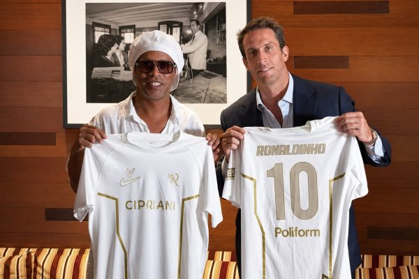 Miaka 11 Baada Ya Kustaafu, Ronaldinho Arejea Kwenye Soka