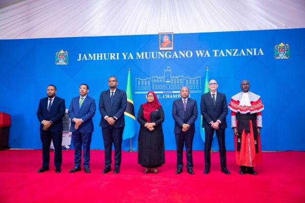Rais Samia na Makamu Wake Ndejembi Walivyopiga Picha na Viongozi