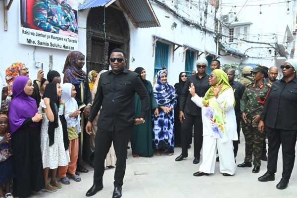 Rais Samia Awapongeza Wazanzibar Kwa Kudumisha Amani, Afananisha Siasa Na Simba Na Yanga (Picha +Video)