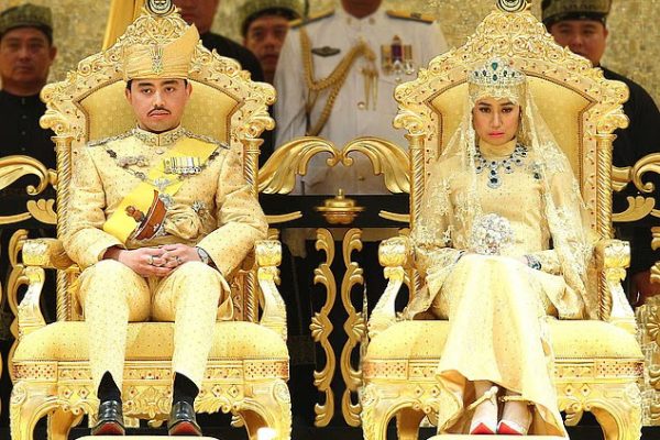 Sultan wa Brunei Amvua Mkwe Wake Vyeo vya Kifalme