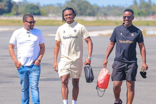 Selemani Mwalimu ‘Gomez’ na Ali Kamwe Watua Zanzibar, Arafat Awapokea – Picha