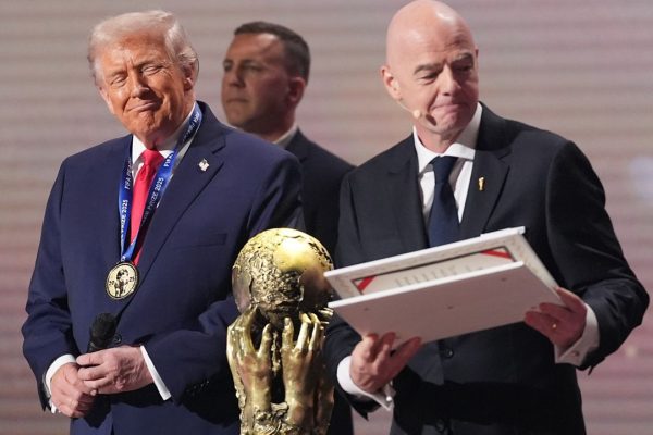 Trump Amlinda Infantino, Asema Kumuondoa FIFA Ni “Kosa Kubwa”