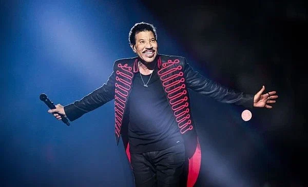 Lionel Richie Alazwa ICU Baada Ya Tamasha, Afanyiwa Vipimo