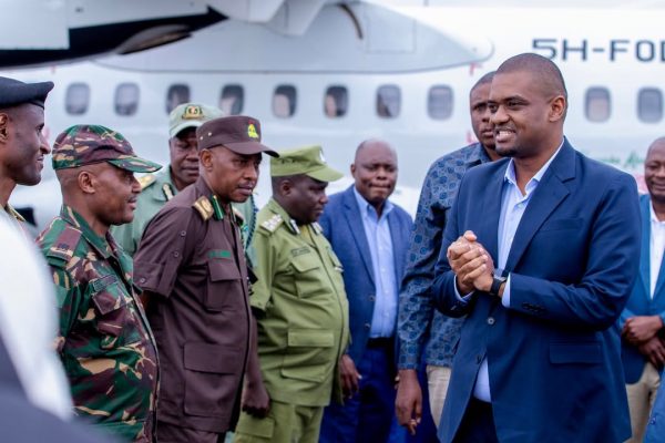 Ndejembi Atua Kilimanjaro, Asalimiana Na Viongozi – Picha