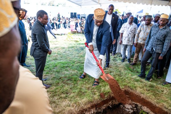 Makamu wa Rais Ndejembi Aungana na Waombolezaji Maziko ya Hafidh Ameir Hassan (Video +Picha)