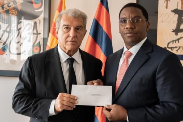 Makonda Awasili Camp Nou, Akutana na Laporta kwa Ajili ya Soka Tanzania
