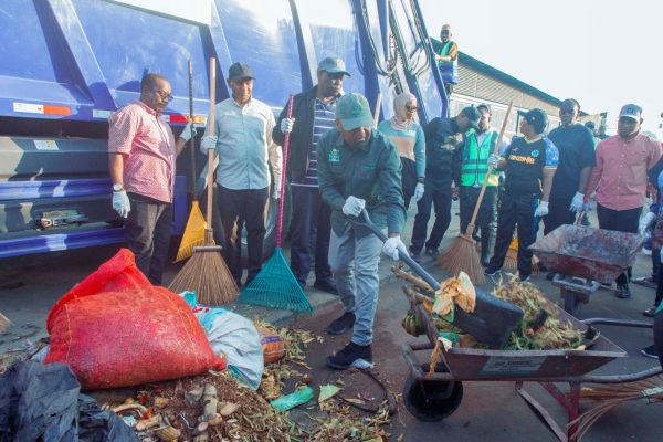 Masauni Aongoza Usafi Buguruni, Asema Agizo la Jumamosi Bado Lipo