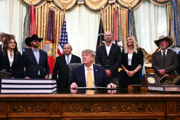 Trump Atishia Kushambulia Eneo la Kimkakati la Pickaxe Mountain nchini Iran