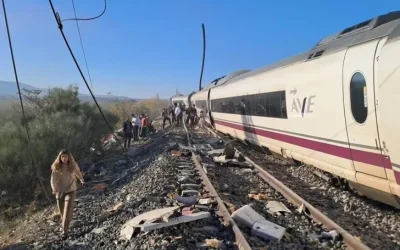 Watu 68 Wafariki Baada ya Treni Mbili za Mwendo Kasi Kugongana - Global Publishers