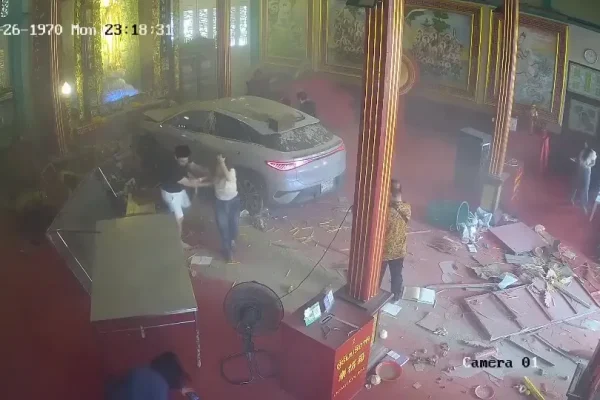Dereva wa Miaka 78 Aingiza Gari Ndani ya Hekalu, Watu 3 Wajeruhiwa