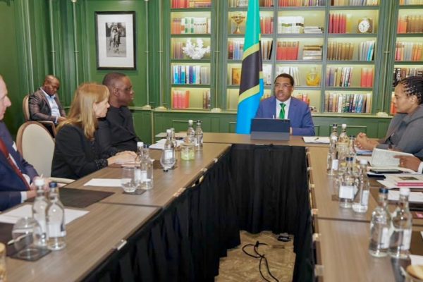 Waziri Mkuu Mwigulu Azungumza na Wawakilishi wa SpaceX na Starlink