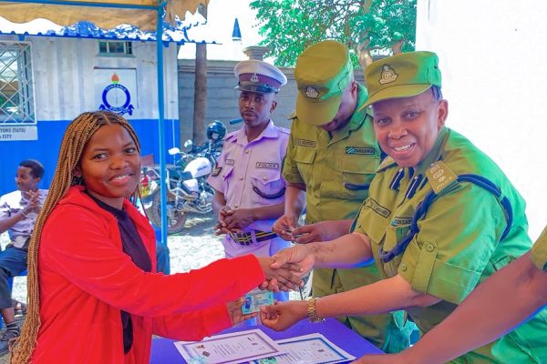 Polisi Wahitimisha Mafunzo ya Udereva Kwa Vijana 114, Wakabidhi Leseni Bure