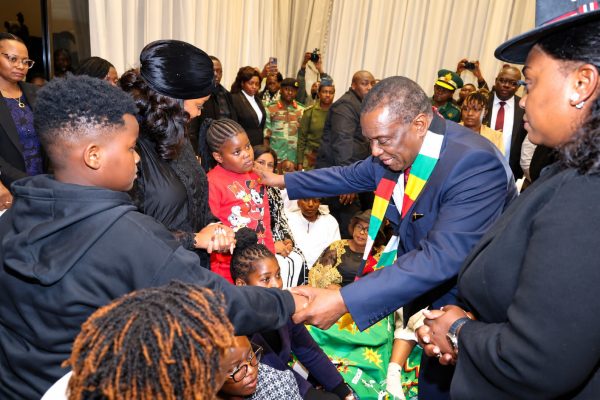 Rais Mnangagwa Amwaga Machozi Msibani kwa Chivayo, Amuenzi kwa Hadhi ya Shujaa wa Mkoa