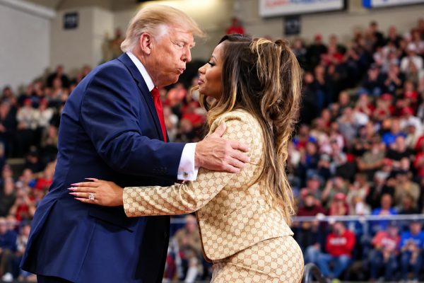 Trump Azua Gumzo Kwa Kauli Yake Kuhusu Umbo la Nicki Minaj Jukwaani